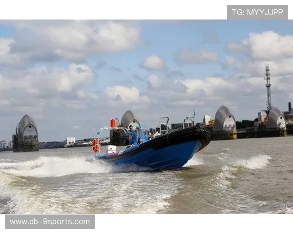 “快艇冲浪：东三叉湖赛场惊现极限运动的极速挑战”